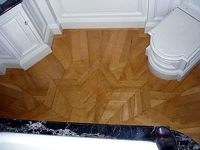 Sunburst floor in natural oak.